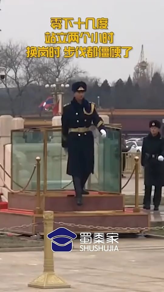 执勤军人纹丝不动 阿姨不停给其扇风执勤军人坚守岗位，热心阿姨默默送清凉——炎炎夏日的一股暖流